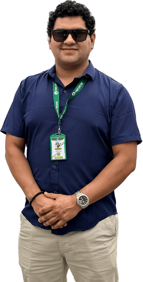 Conductor de Pinos Chiclayo sin uniforme, con camisa azul