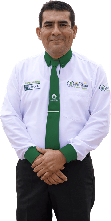 Conductor de Pinos Chiclayo con uniforme: camisa blanca y corbata verde pino