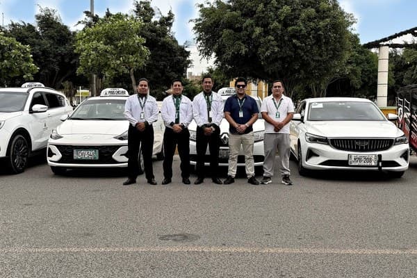 Equipo de Taxi Pinos Chiclayo con su flota