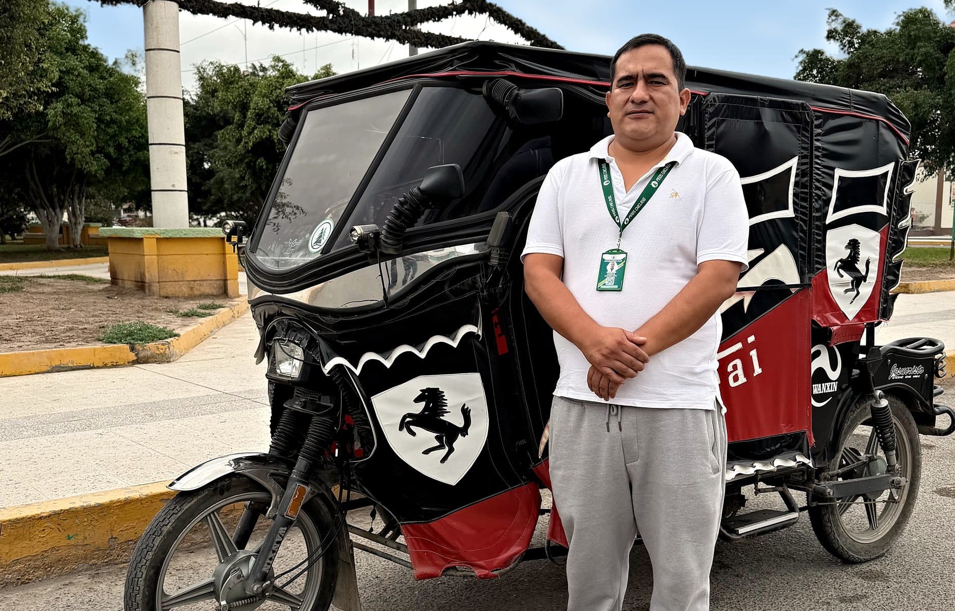 Conductor de Mototaxi Pinos junto a su unidad